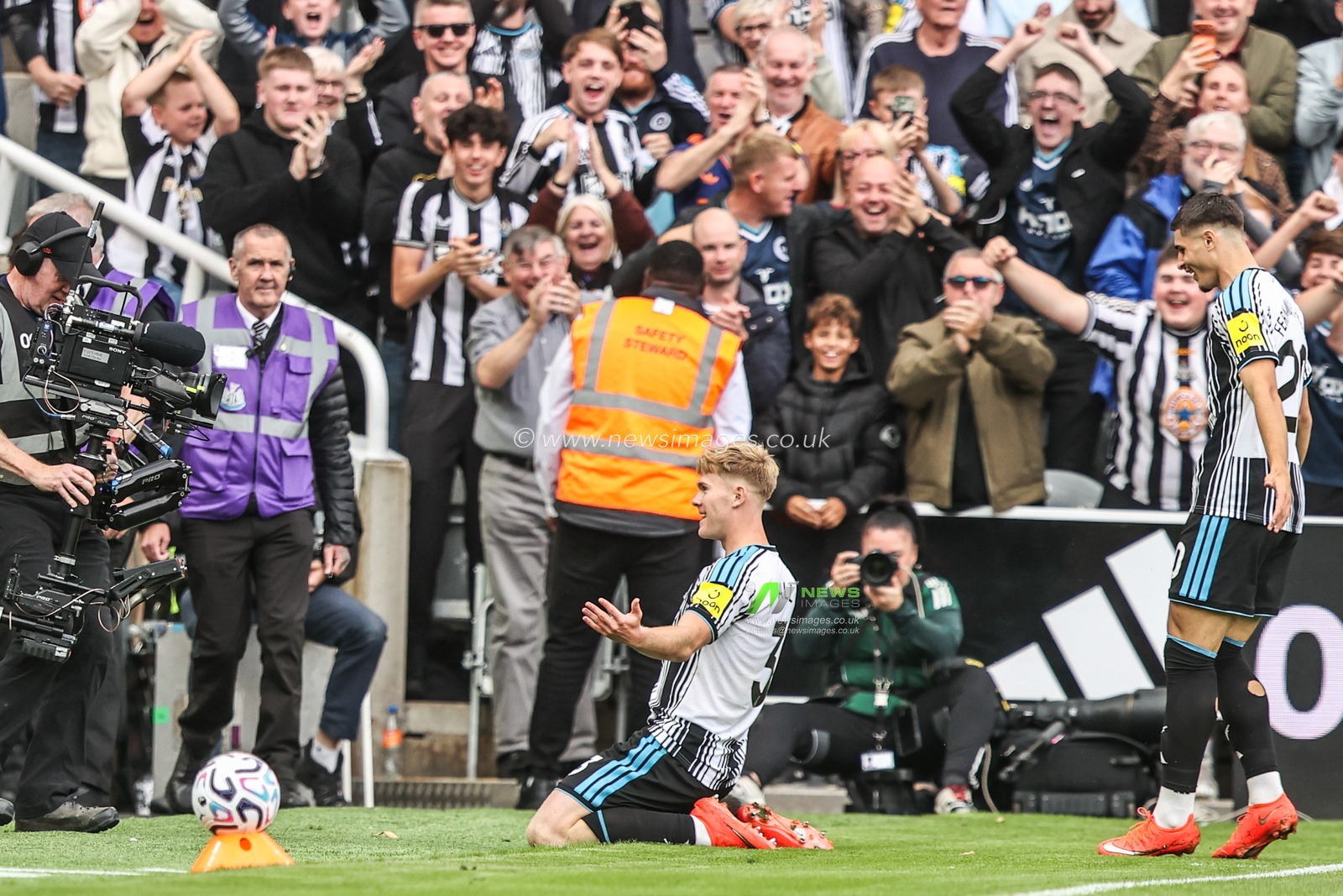 Lewis Hall of Newcastle United celebrates his goal to make it 2-0 during the Premier League match Newcastle Untied vs Hull City at St. James's Park, Newcastle, United Kingdom on 19 September 2026

(Photo by Alfie Cosgrove/News Images)