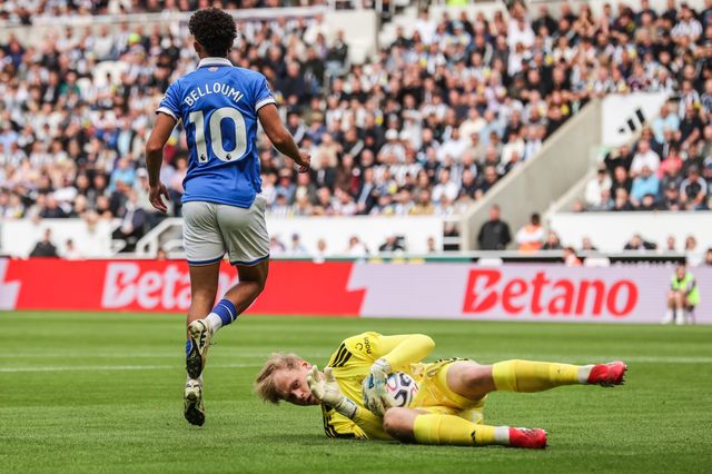 Newcastle United goalkeeper Lukas Hornicek takes the ball from the feet of Mohamed Belloumi of Hull City during the Premier League match Newcastle Untied vs Hull City at St. James's Park, Newcastle, United Kingdom on 19 September 2026

(Photo by Alfie Cosgrove/News Images)