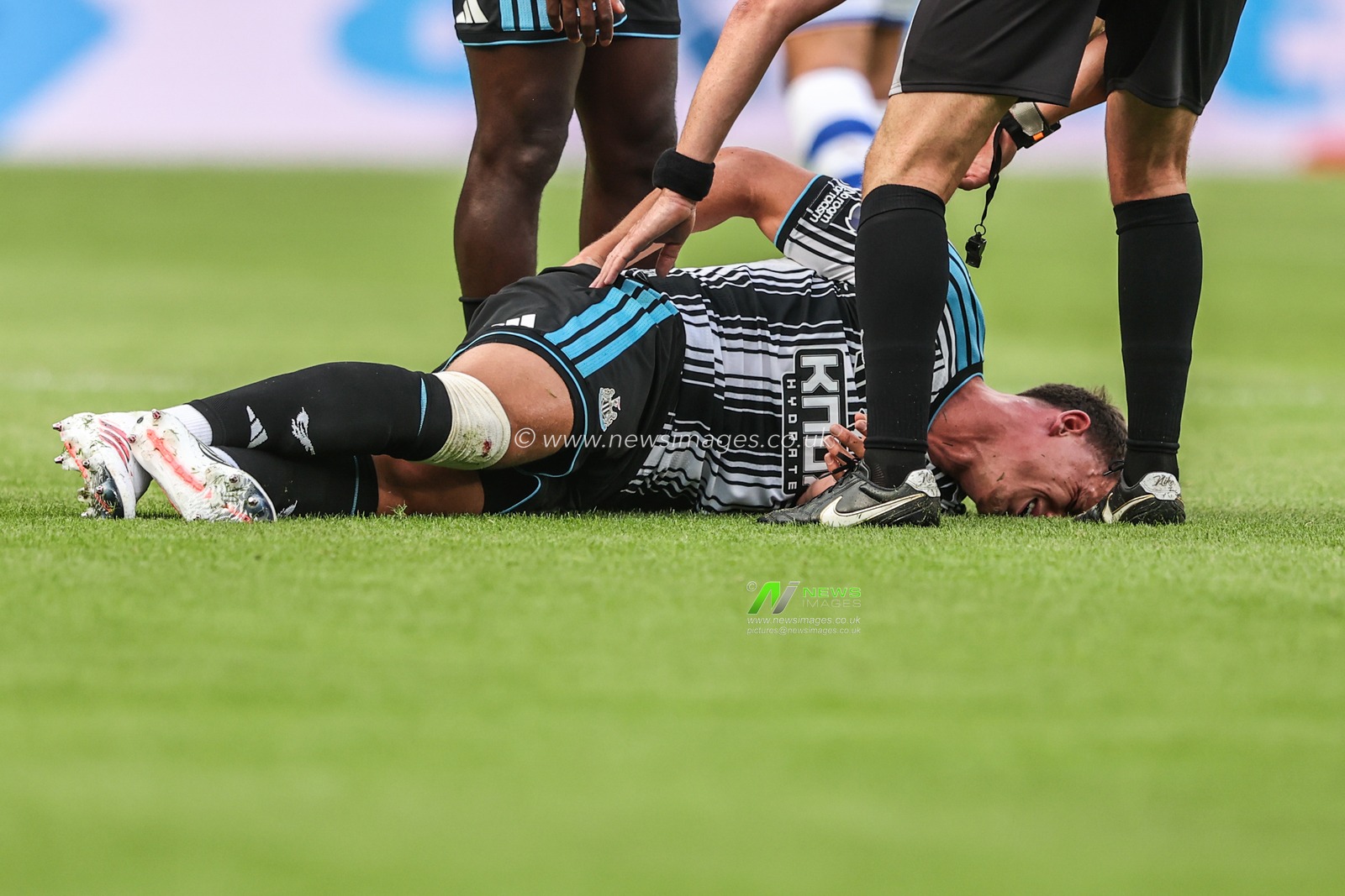 Sven Botman of Newcastle United is fouled by Oliver McBurnie of Hull City during the Premier League match Newcastle Untied vs Hull City at St. James's Park, Newcastle, United Kingdom on 19 September 2026

(Photo by Alfie Cosgrove/News Images)