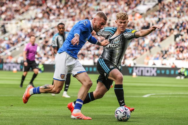 Oliver McBurnie of Hull City and Lewis Hall of Newcastle United battle for the ball during the Premier League match Newcastle Untied vs Hull City at St. James's Park, Newcastle, United Kingdom on 19 September 2026

(Photo by Alfie Cosgrove/News Images)