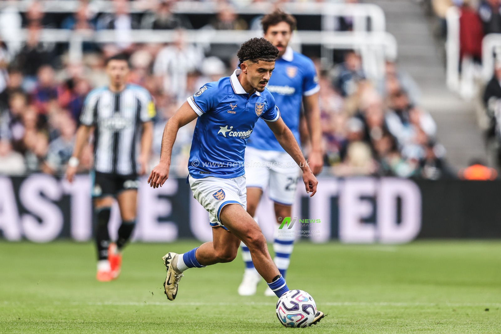 Mohamed Belloumi of Hull City breaks with the ball during the Premier League match Newcastle Untied vs Hull City at St. James's Park, Newcastle, United Kingdom on 19 September 2026

(Photo by Alfie Cosgrove/News Images)