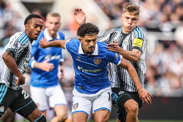 Mohamed Belloumi of Hull City and Sean Steur of Newcastle United battle for the ball during the Premier League match Newcastle Untied vs Hull City at St. James's Park, Newcastle, United Kingdom on 19 September 2026

(Photo by Alfie Cosgrove/News Images)