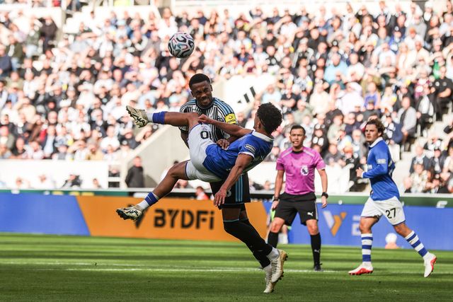 Joe Willock of Newcastle United is fouled by Mohamed Belloumi of Hull City during the Premier League match Newcastle Untied vs Hull City at St. James's Park, Newcastle, United Kingdom on 19 September 2026

(Photo by Alfie Cosgrove/News Images)