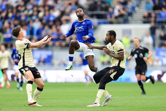 Thierno Barry of Everton challenges for ball in the air during the Premier League match Everton vs Ipswich Town at Hill Dickinson Stadium, Liverpool, United Kingdom on 19 September 2026

(Photo by Jorge Horsted/News Images)