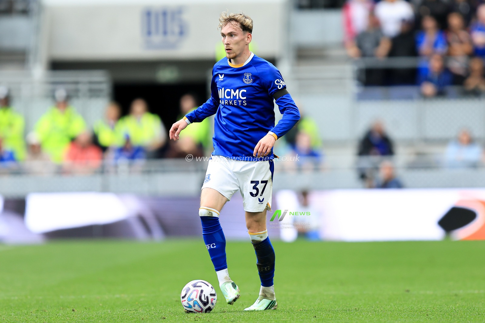 James Garner of Everton with ball at his feet during the Premier League match Everton vs Ipswich Town at Hill Dickinson Stadium, Liverpool, United Kingdom on 19 September 2026

(Photo by Jorge Horsted/News Images)