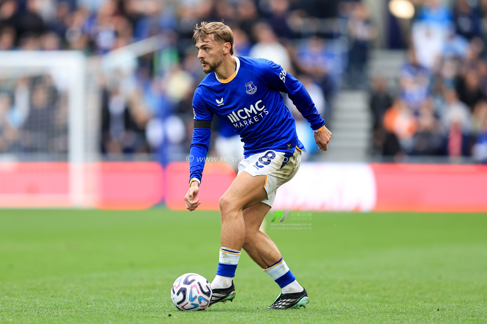 Kiernan Dewsbury-Hall of Everton with ball at his feet during the Premier League match Everton vs Ipswich Town at Hill Dickinson Stadium, Liverpool, United Kingdom on 19 September 2026

(Photo by Jorge Horsted/News Images)