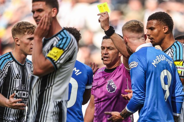 Referee Tony Harrington gives a yellow card to Mohamed Belloumi of Hull City during the Premier League match Newcastle Untied vs Hull City at St. James's Park, Newcastle, United Kingdom on 19 September 2026

(Photo by Alfie Cosgrove/News Images)