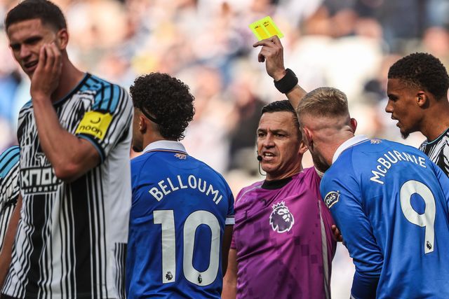 Referee Tony Harrington gives a yellow card to Mohamed Belloumi of Hull City during the Premier League match Newcastle Untied vs Hull City at St. James's Park, Newcastle, United Kingdom on 19 September 2026

(Photo by Alfie Cosgrove/News Images)