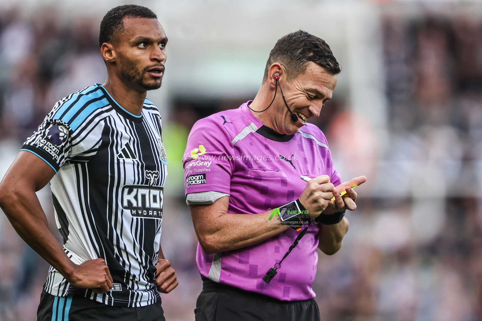 Referee Tony Harrington has a discussion with Jacob Murphy of Newcastle United after giving a yellow card to Ryan Giles of Hull City during the Premier League match Newcastle Untied vs Hull City at St. James's Park, Newcastle, United Kingdom on 19 September 2026

(Photo by Alfie Cosgrove/News Images)