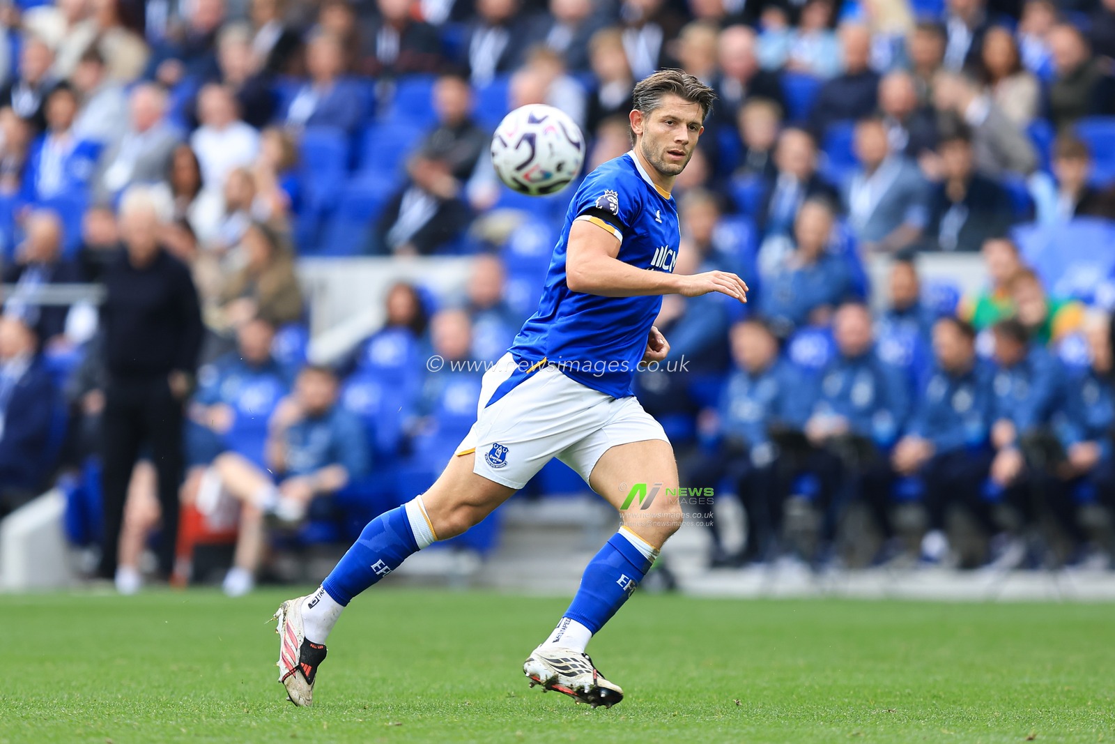 James Tarkowski of Everton controls the ball during the Premier League match Everton vs Ipswich Town at Hill Dickinson Stadium, Liverpool, United Kingdom on 19 September 2026

(Photo by Jorge Horsted/News Images)