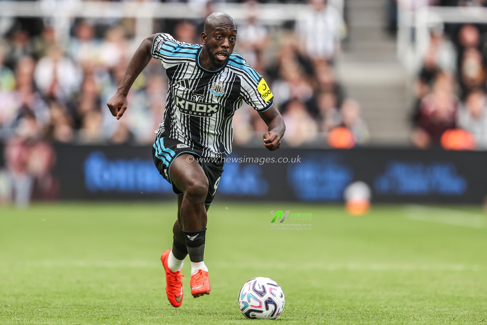 Yoane Wissa of Newcastle United breaks with the ball during the Premier League match Newcastle Untied vs Hull City at St. James's Park, Newcastle, United Kingdom on 19 September 2026

(Photo by Alfie Cosgrove/News Images)