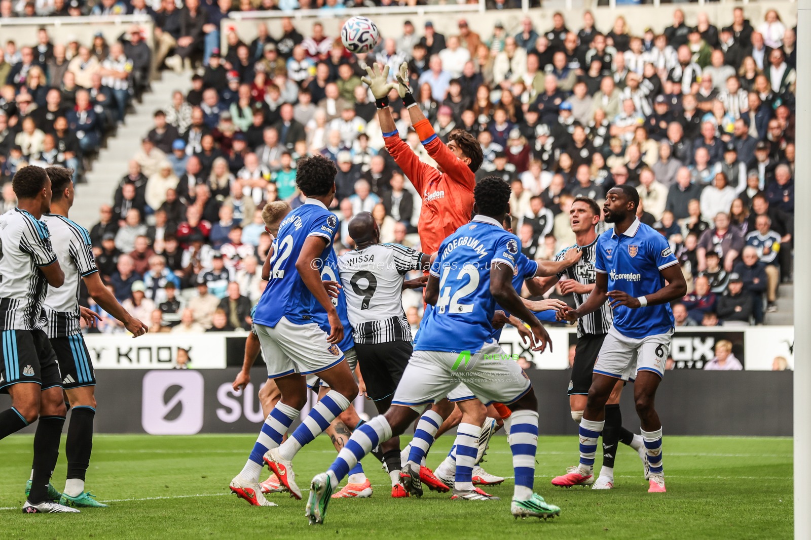 Hull City goalkeeper Konstantinos Tzolakis jumps up to win the high ball during the Premier League match Newcastle Untied vs Hull City at St. James's Park, Newcastle, United Kingdom on 19 September 2026

(Photo by Alfie Cosgrove/News Images)