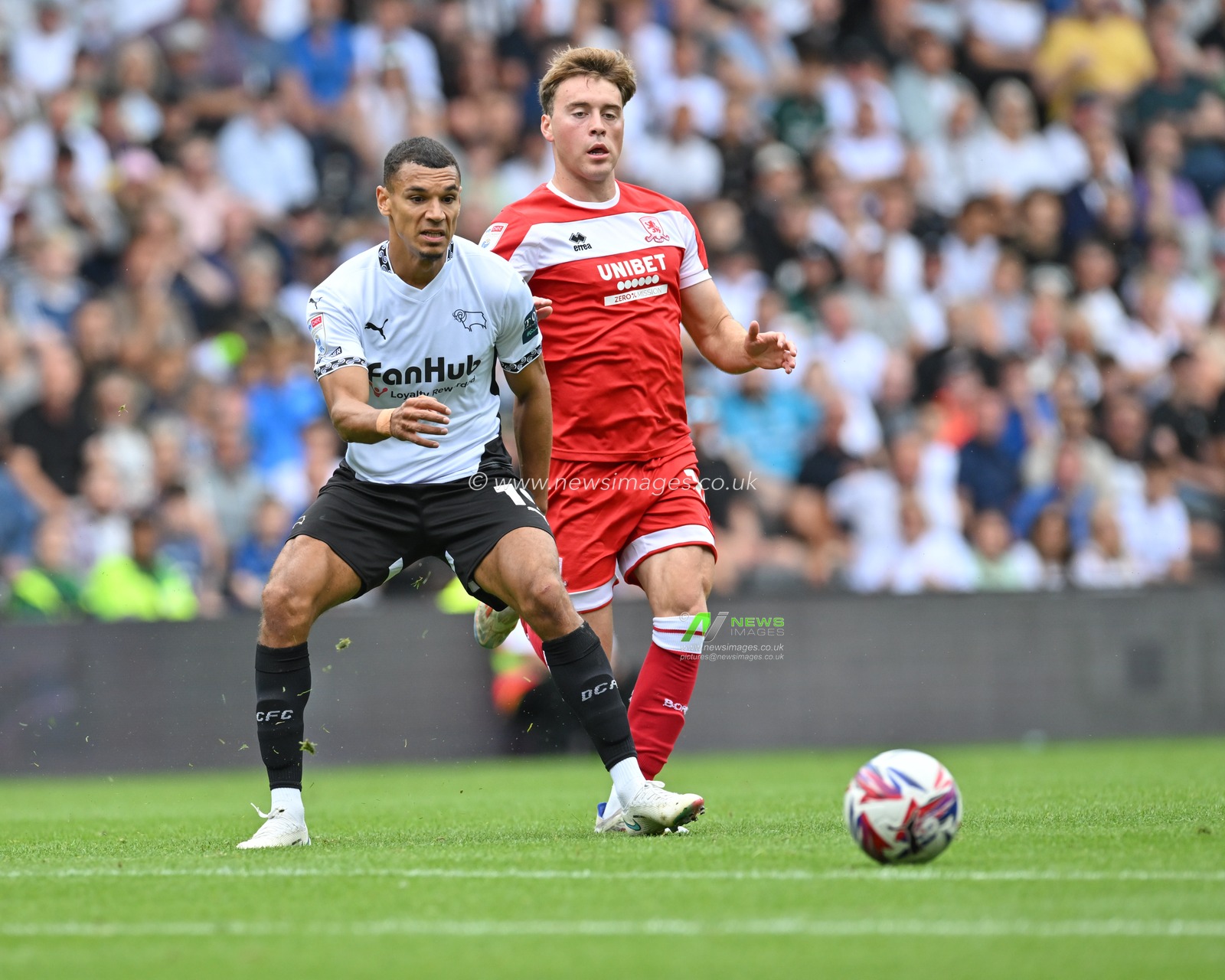 Kayden JACKSON of Derby County FC crosses with the ball with Aidan Morris  of Middlesbrough chasing during the Sky Bet Championship match Derby County vs Middlesbrough at Pride Park Stadium, Derby, United Kingdom, 17th August 2024

(Photo by Mark Dunn/News Images)