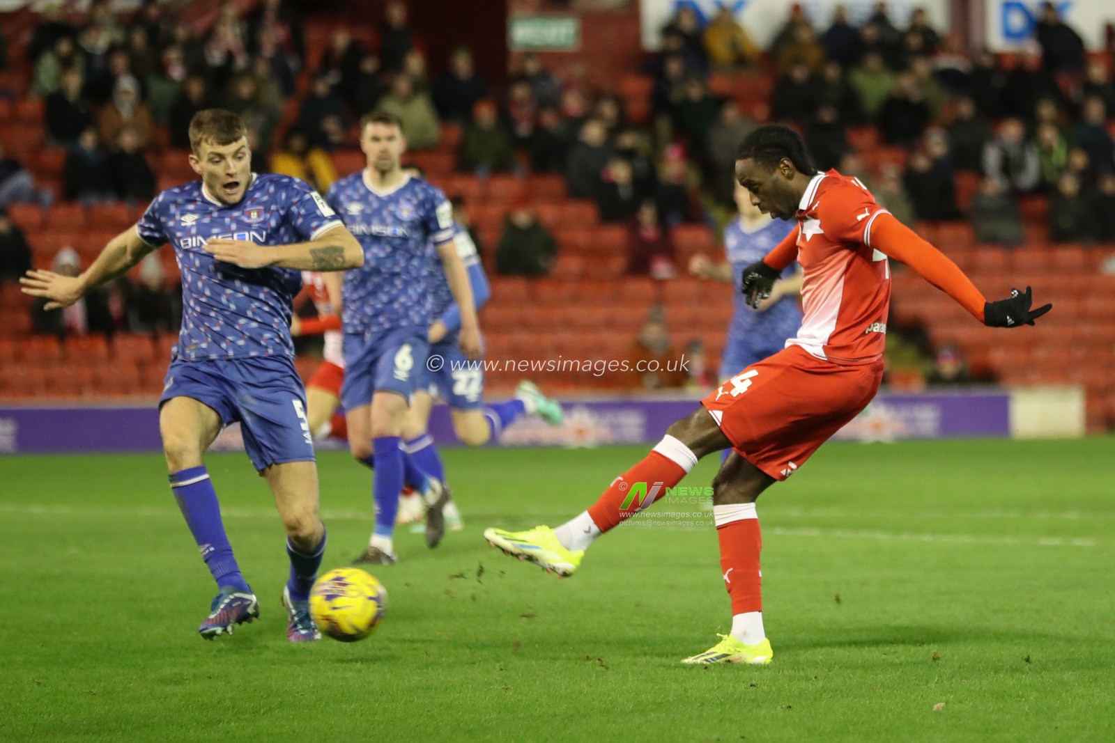 Devante Cole of Barnsley scores to make it 1-1 during the Sky Bet League 1 match Barnsley vs Carlisle United at Oakwell, Barnsley, United Kingdom, 16th January 2024

(Photo by Alfie Cosgrove/News Images)