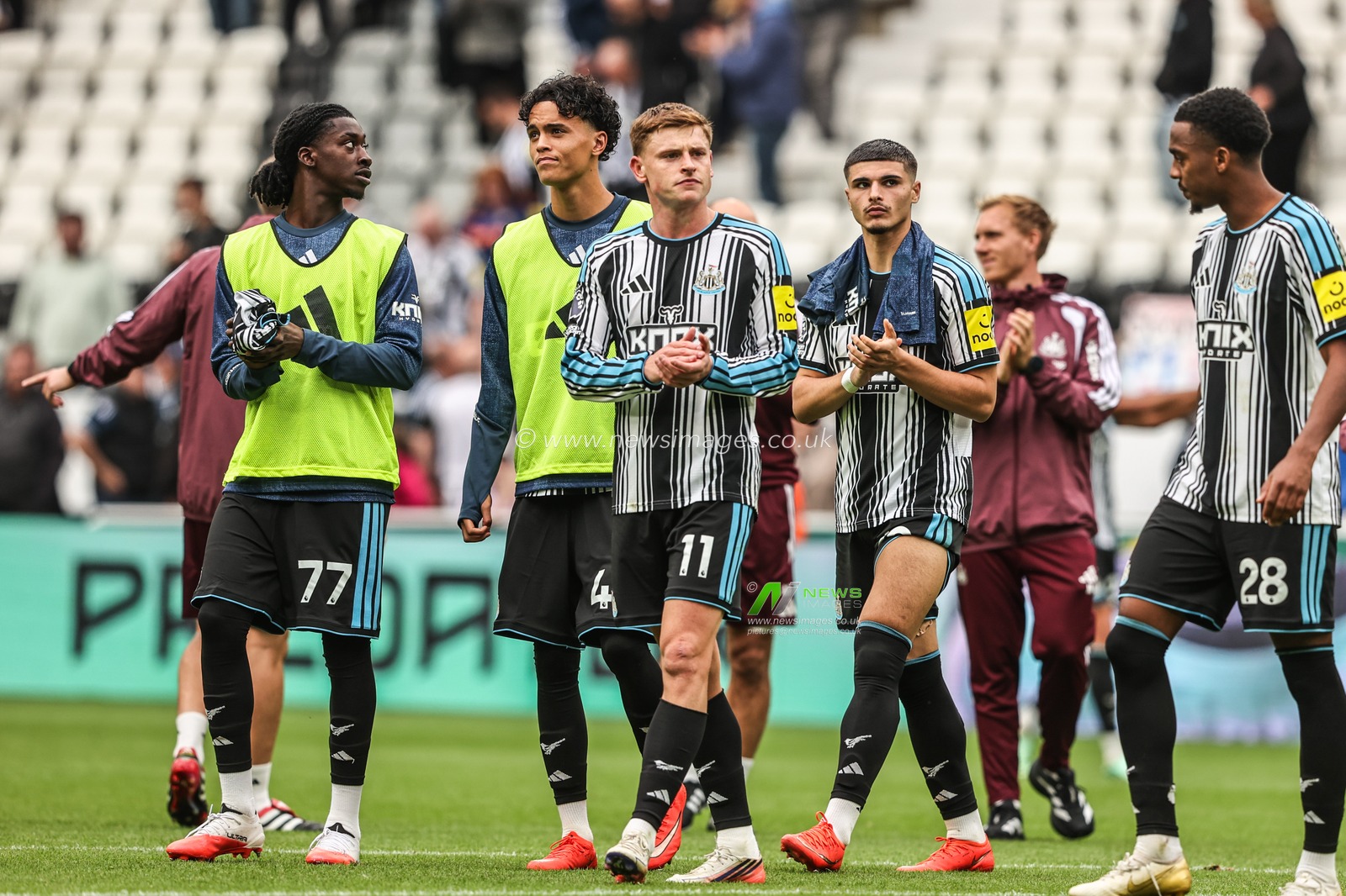 Harvey Barnes of Newcastle United applauds the fans after the game during the Premier League match Newcastle Untied vs Hull City at St. James's Park, Newcastle, United Kingdom on 19 September 2026

(Photo by Alfie Cosgrove/News Images)