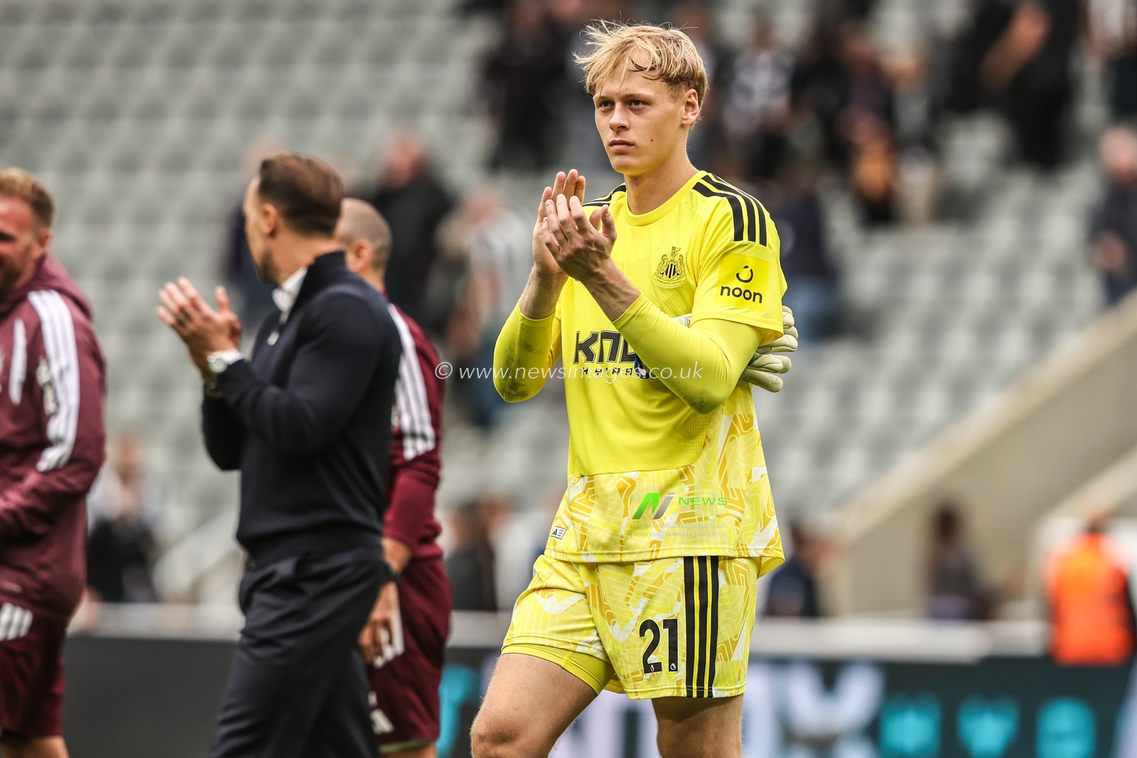 Newcastle United goalkeeper Lukas Hornicek applauds the fans after the game during the Premier League match Newcastle Untied vs Hull City at St. James's Park, Newcastle, United Kingdom on 19 September 2026

(Photo by Alfie Cosgrove/News Images)