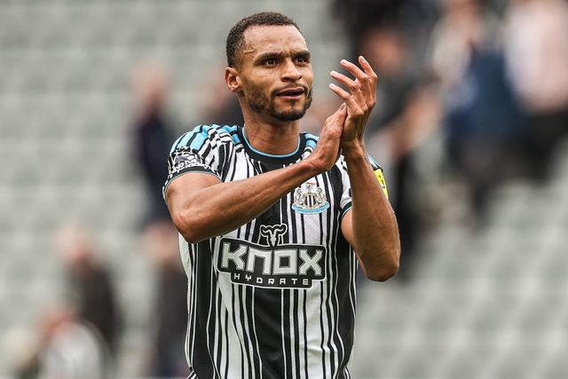 Jacob Murphy of Newcastle United applauds the fans after the game during the Premier League match Newcastle Untied vs Hull City at St. James's Park, Newcastle, United Kingdom on 19 September 2026

(Photo by Alfie Cosgrove/News Images)