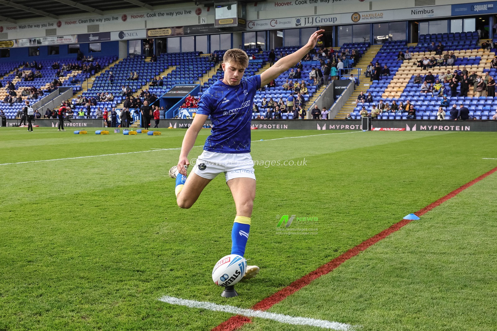 Ewan Irwin of Warrington Wolves in the pre-game warm up during the Betfred Super League Play-off Eliminator round match Warrington Wolves vs Hull KR at The Halliwell Jones Stadium, Warrington, United Kingdom on 19 September 2026

(Photo by Mark Cosgrove/News Images)