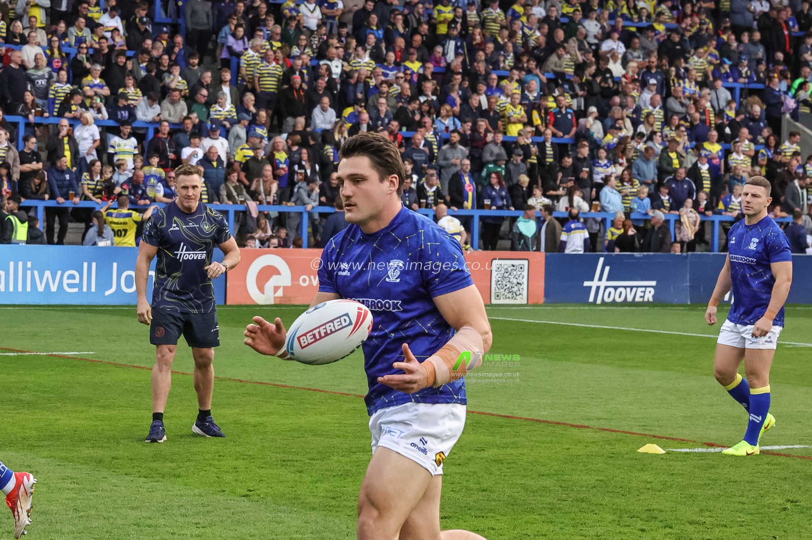 Liam Byrne of Warrington Wolves in the pre-game warm up during the Betfred Super League Play-off Eliminator round match Warrington Wolves vs Hull KR at The Halliwell Jones Stadium, Warrington, United Kingdom on 19 September 2026

(Photo by Mark Cosgrove/News Images)