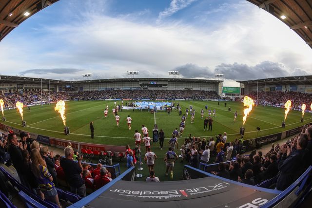 Teams walk out for kickoff during the Betfred Super League Play-off Eliminator round match Warrington Wolves vs Hull KR at The Halliwell Jones Stadium, Warrington, United Kingdom on 19 September 2026

(Photo by Mark Cosgrove/News Images)