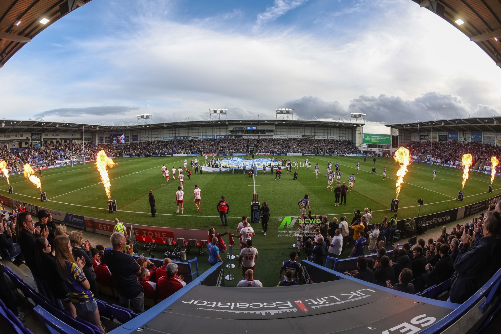 Teams walk out for kickoff during the Betfred Super League Play-off Eliminator round match Warrington Wolves vs Hull KR at The Halliwell Jones Stadium, Warrington, United Kingdom on 19 September 2026

(Photo by Mark Cosgrove/News Images)