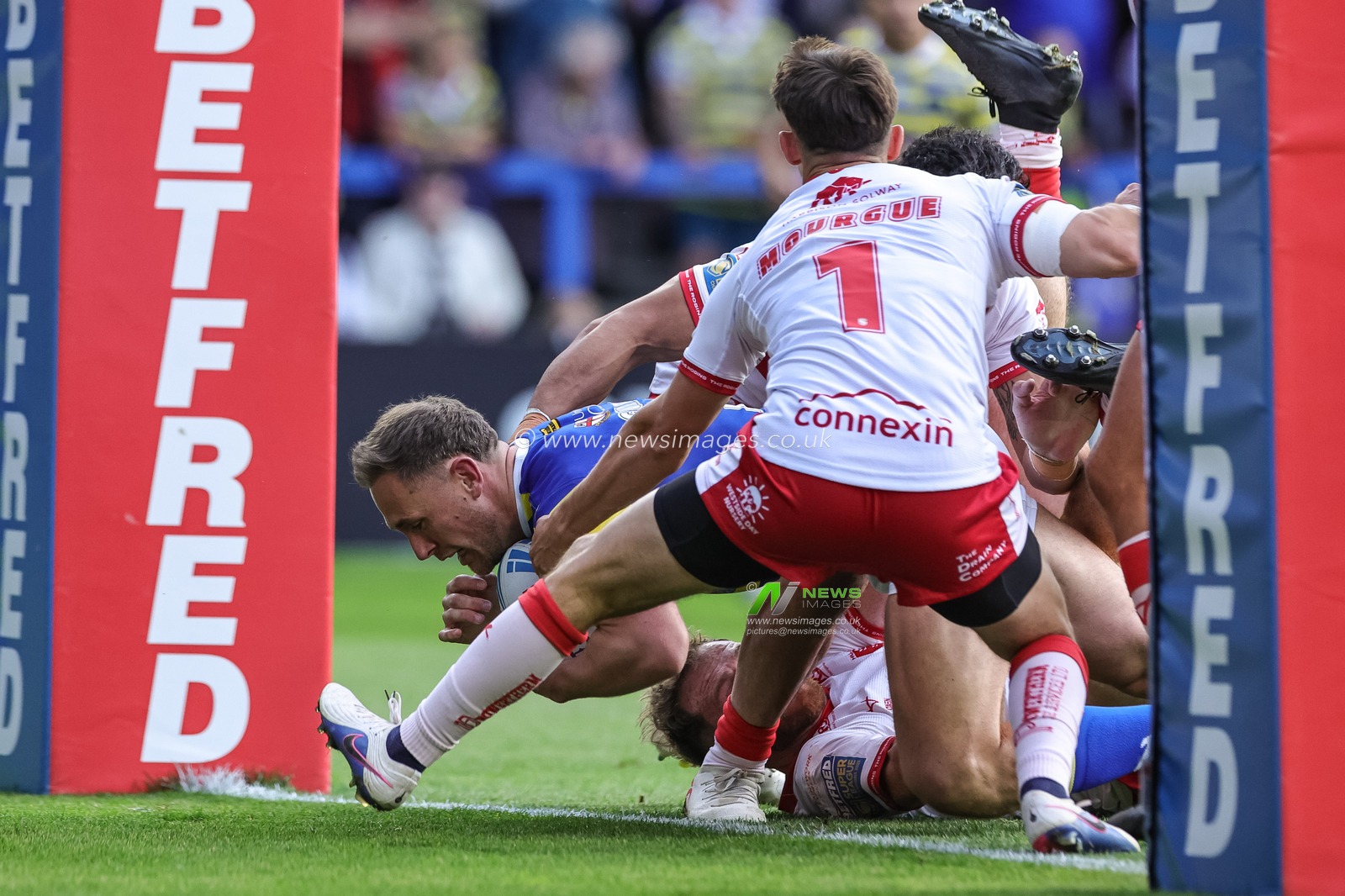 Ben Currie of Warrington Wolves goes over for a try during the Betfred Super League Play-off Eliminator round match Warrington Wolves vs Hull KR at The Halliwell Jones Stadium, Warrington, United Kingdom on 19 September 2026

(Photo by Mark Cosgrove/News Images)