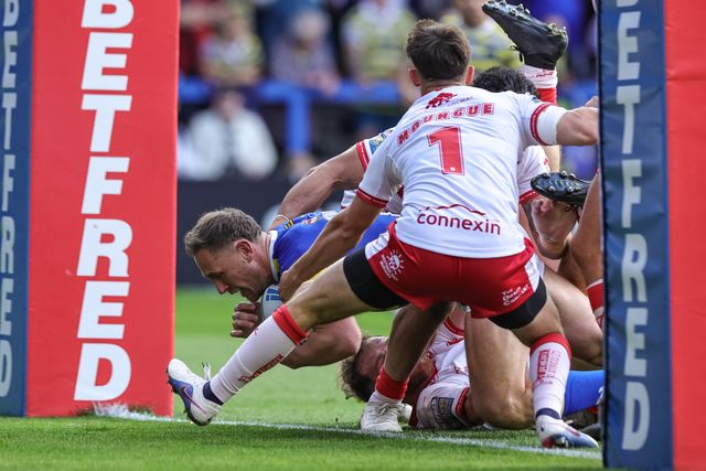 Ben Currie of Warrington Wolves goes over for a try during the Betfred Super League Play-off Eliminator round match Warrington Wolves vs Hull KR at The Halliwell Jones Stadium, Warrington, United Kingdom on 19 September 2026

(Photo by Mark Cosgrove/News Images)