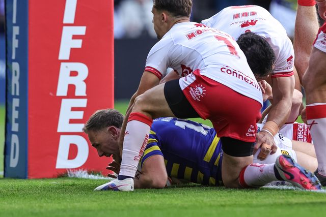 Ben Currie of Warrington Wolves goes over for a try during the Betfred Super League Play-off Eliminator round match Warrington Wolves vs Hull KR at The Halliwell Jones Stadium, Warrington, United Kingdom on 19 September 2026

(Photo by Mark Cosgrove/News Images)