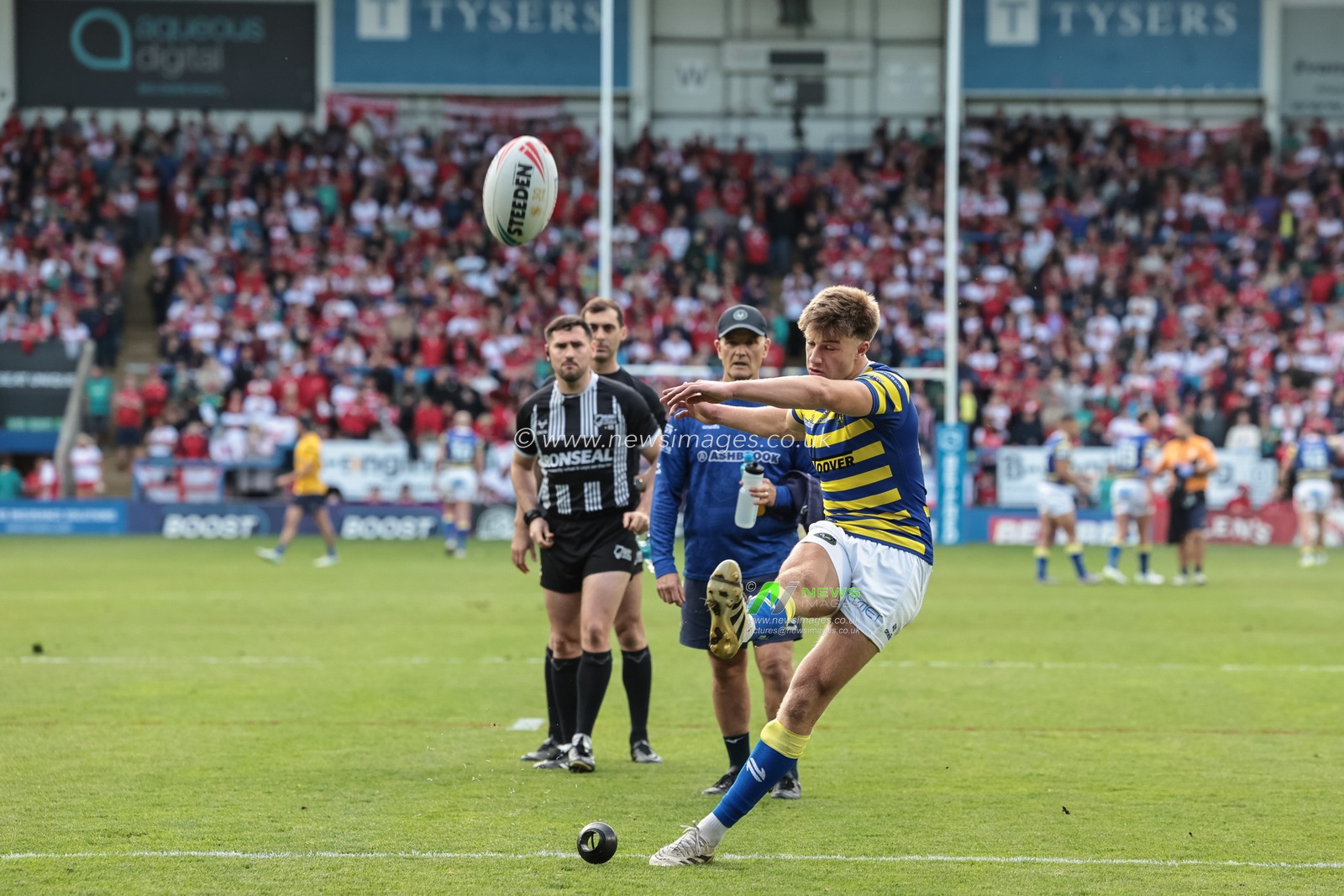 Ewan Irwin of Warrington Wolves converts for a goal under the sticks during the Betfred Super League Play-off Eliminator round match Warrington Wolves vs Hull KR at The Halliwell Jones Stadium, Warrington, United Kingdom on 19 September 2026

(Photo by Mark Cosgrove/News Images)