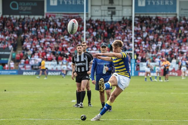 Ewan Irwin of Warrington Wolves converts for a goal under the sticks during the Betfred Super League Play-off Eliminator round match Warrington Wolves vs Hull KR at The Halliwell Jones Stadium, Warrington, United Kingdom on 19 September 2026

(Photo by Mark Cosgrove/News Images)