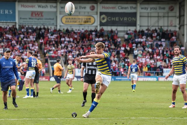 Ewan Irwin of Warrington Wolves scores a penalty during the Betfred Super League Play-off Eliminator round match Warrington Wolves vs Hull KR at The Halliwell Jones Stadium, Warrington, United Kingdom on 19 September 2026

(Photo by Mark Cosgrove/News Images)