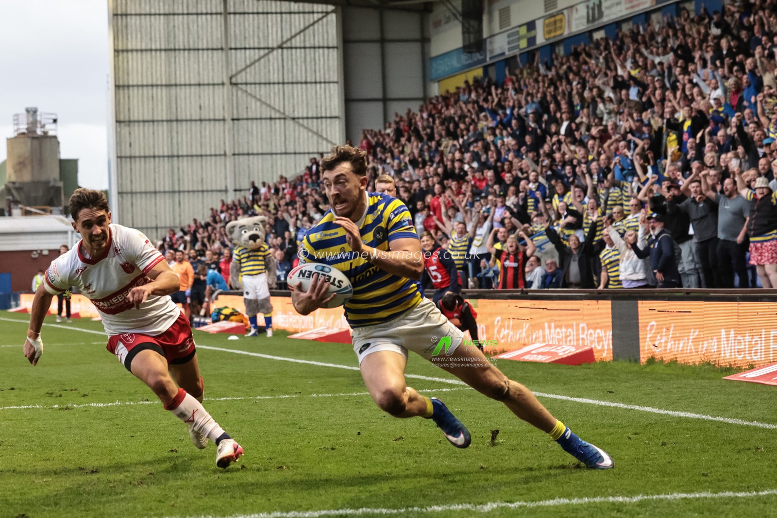 Matty Ashton of Warrington Wolves goes over for a try during the Betfred Super League Play-off Eliminator round match Warrington Wolves vs Hull KR at The Halliwell Jones Stadium, Warrington, United Kingdom on 19 September 2026

(Photo by Mark Cosgrove/News Images)