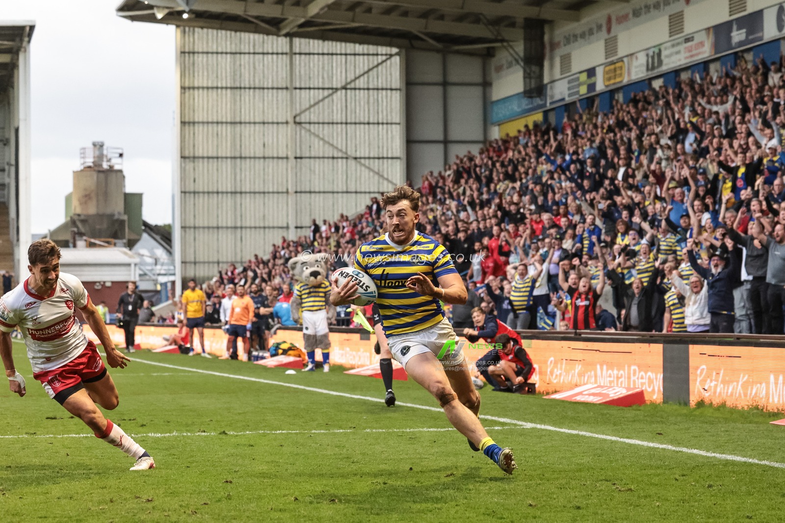 Matty Ashton of Warrington Wolves goes over for a try during the Betfred Super League Play-off Eliminator round match Warrington Wolves vs Hull KR at The Halliwell Jones Stadium, Warrington, United Kingdom on 19 September 2026

(Photo by Mark Cosgrove/News Images)