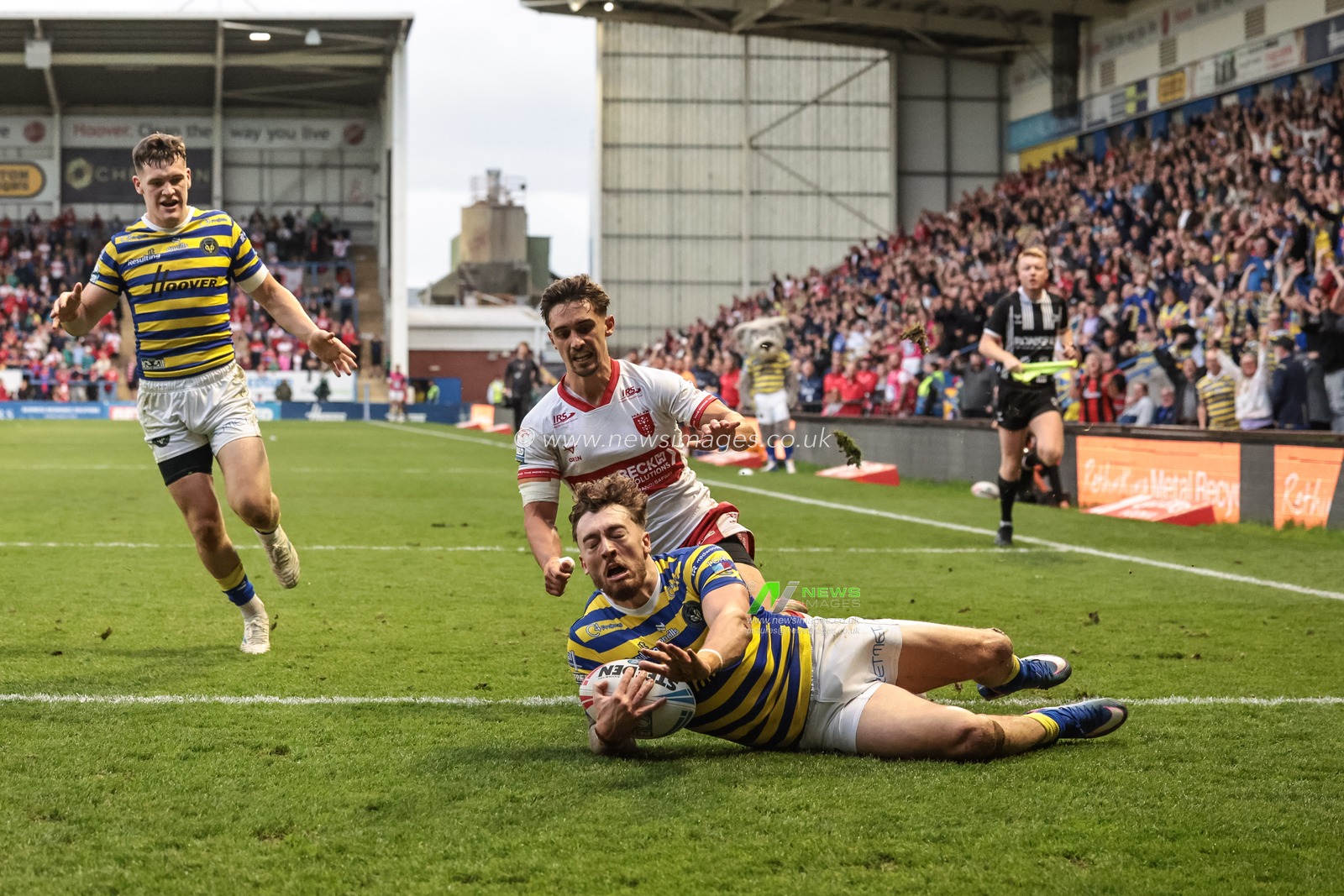 Matty Ashton of Warrington Wolves goes over for a try during the Betfred Super League Play-off Eliminator round match Warrington Wolves vs Hull KR at The Halliwell Jones Stadium, Warrington, United Kingdom on 19 September 2026

(Photo by Mark Cosgrove/News Images)