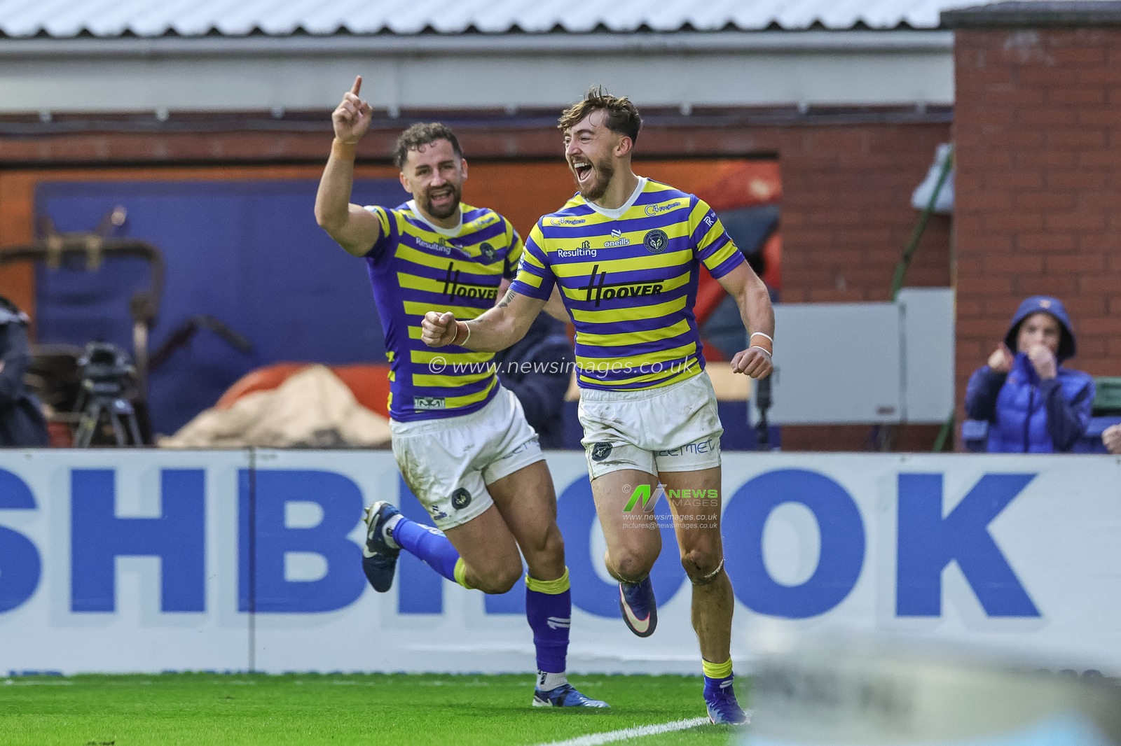 Matty Ashton of Warrington Wolves celebrates his try during the Betfred Super League Play-off Eliminator round match Warrington Wolves vs Hull KR at The Halliwell Jones Stadium, Warrington, United Kingdom on 19 September 2026

(Photo by Mark Cosgrove/News Images)