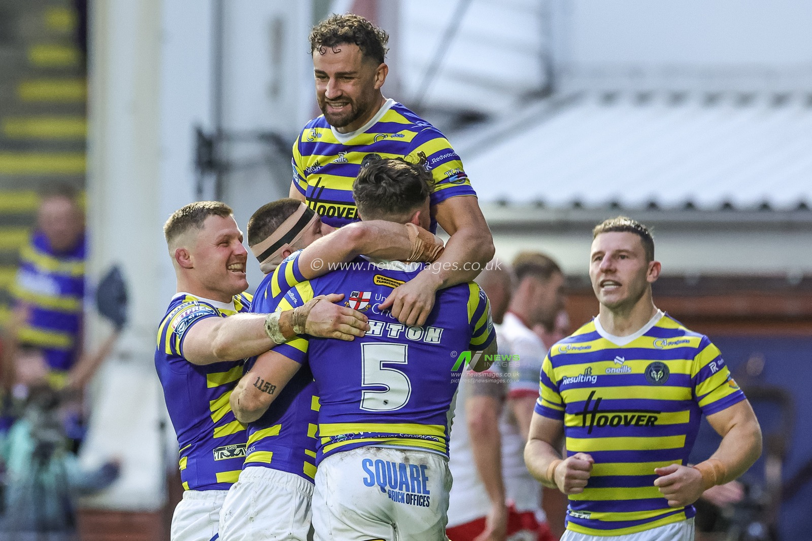 Matty Ashton of Warrington Wolves celebrates his try during the Betfred Super League Play-off Eliminator round match Warrington Wolves vs Hull KR at The Halliwell Jones Stadium, Warrington, United Kingdom on 19 September 2026

(Photo by Mark Cosgrove/News Images)
