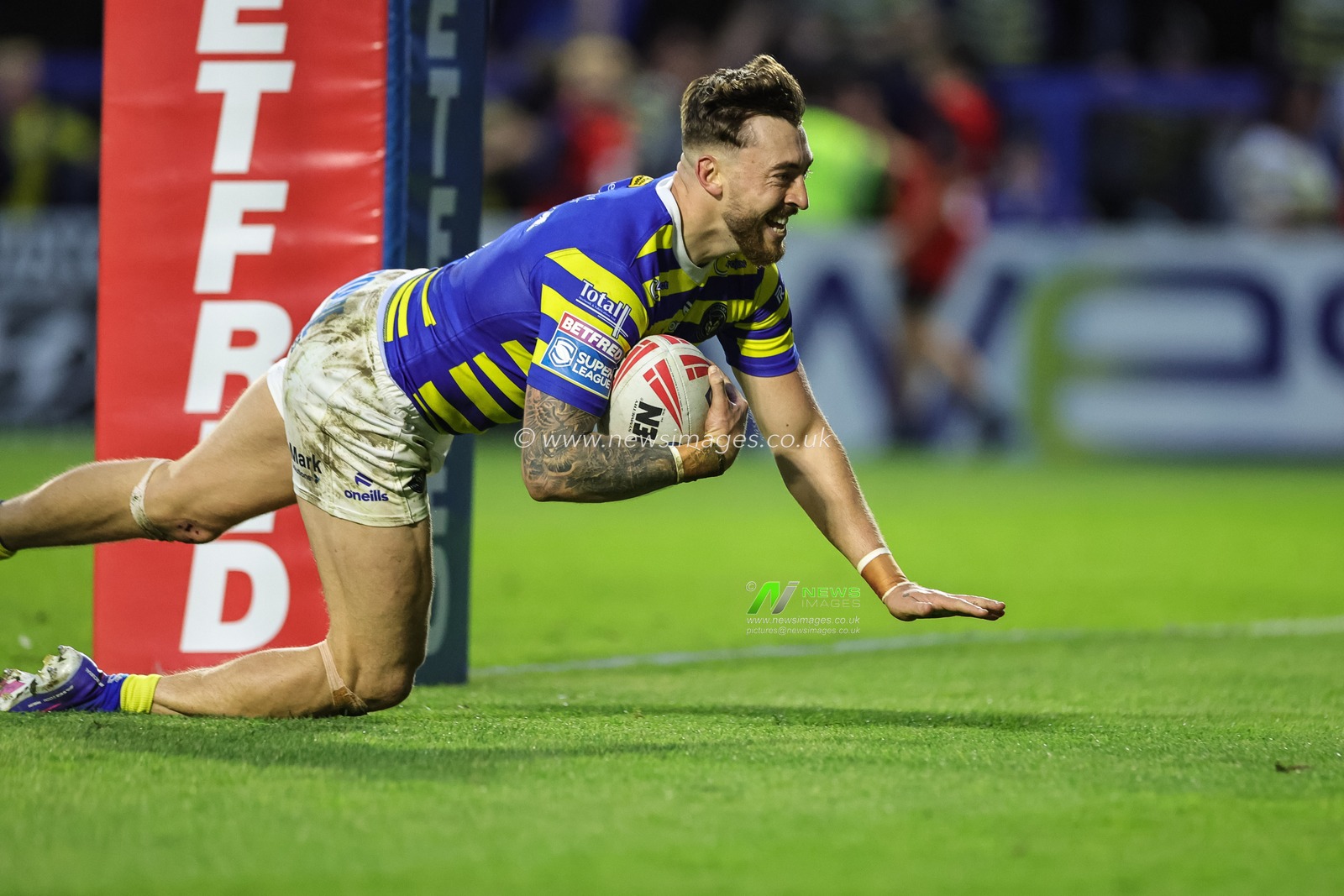 Matty Ashton of Warrington Wolves runs in a 50 yard solo hat-trick try during the Betfred Super League Play-off Eliminator round match Warrington Wolves vs Hull KR at The Halliwell Jones Stadium, Warrington, United Kingdom on 19 September 2026

(Photo by Mark Cosgrove/News Images)