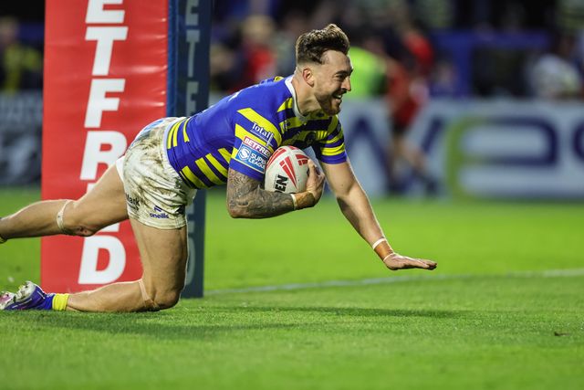 Matty Ashton of Warrington Wolves runs in a 50 yard solo hat-trick try during the Betfred Super League Play-off Eliminator round match Warrington Wolves vs Hull KR at The Halliwell Jones Stadium, Warrington, United Kingdom on 19 September 2026

(Photo by Mark Cosgrove/News Images)