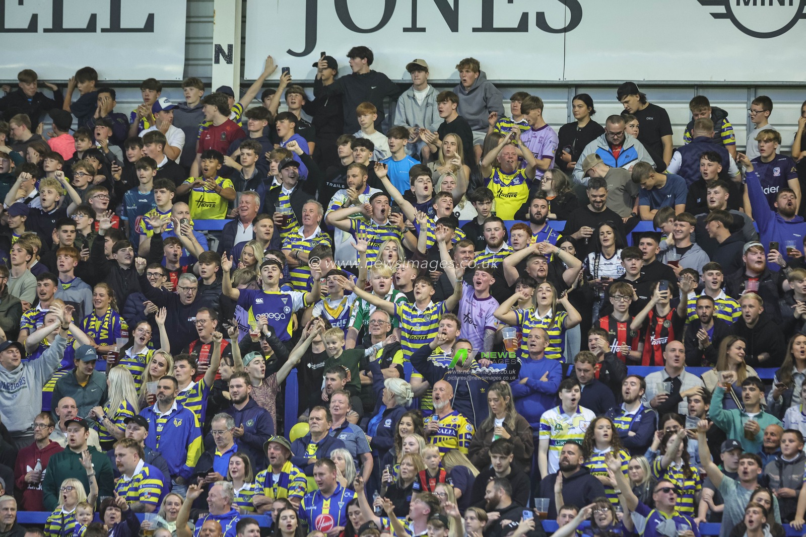 Warrington fans sing away during the Betfred Super League Play-off Eliminator round match Warrington Wolves vs Hull KR at The Halliwell Jones Stadium, Warrington, United Kingdom on 19 September 2026

(Photo by Mark Cosgrove/News Images)