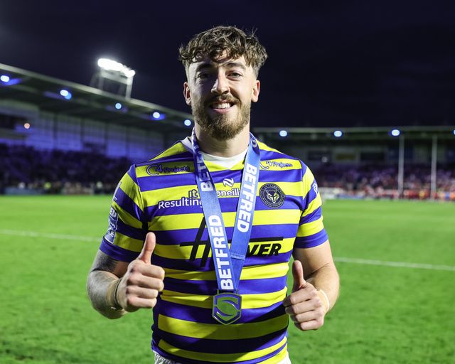 Matty Ashton of Warrington Wolves receives the Betfred Super League player of the match medal after scoring three tries during the Betfred Super League Play-off Eliminator round match Warrington Wolves vs Hull KR at The Halliwell Jones Stadium, Warrington, United Kingdom on 19 September 2026

(Photo by Mark Cosgrove/News Images)
