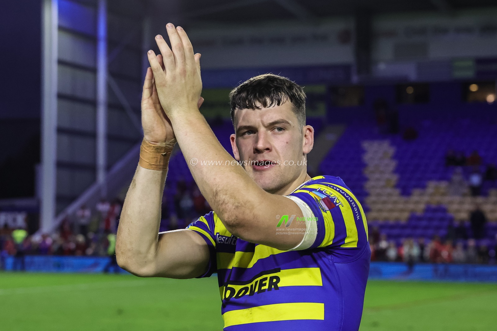 Josh Thewlis of Warrington Wolves applauds the fans during the Betfred Super League Play-off Eliminator round match Warrington Wolves vs Hull KR at The Halliwell Jones Stadium, Warrington, United Kingdom on 19 September 2026

(Photo by Mark Cosgrove/News Images)