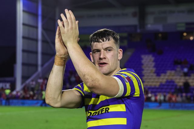 Josh Thewlis of Warrington Wolves applauds the fans during the Betfred Super League Play-off Eliminator round match Warrington Wolves vs Hull KR at The Halliwell Jones Stadium, Warrington, United Kingdom on 19 September 2026

(Photo by Mark Cosgrove/News Images)