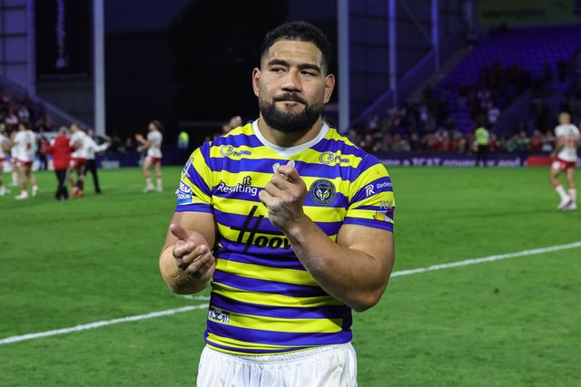 Kelepi Tanginoa of Warrington Wolves applauds the fans during the Betfred Super League Play-off Eliminator round match Warrington Wolves vs Hull KR at The Halliwell Jones Stadium, Warrington, United Kingdom on 19 September 2026

(Photo by Mark Cosgrove/News Images)
