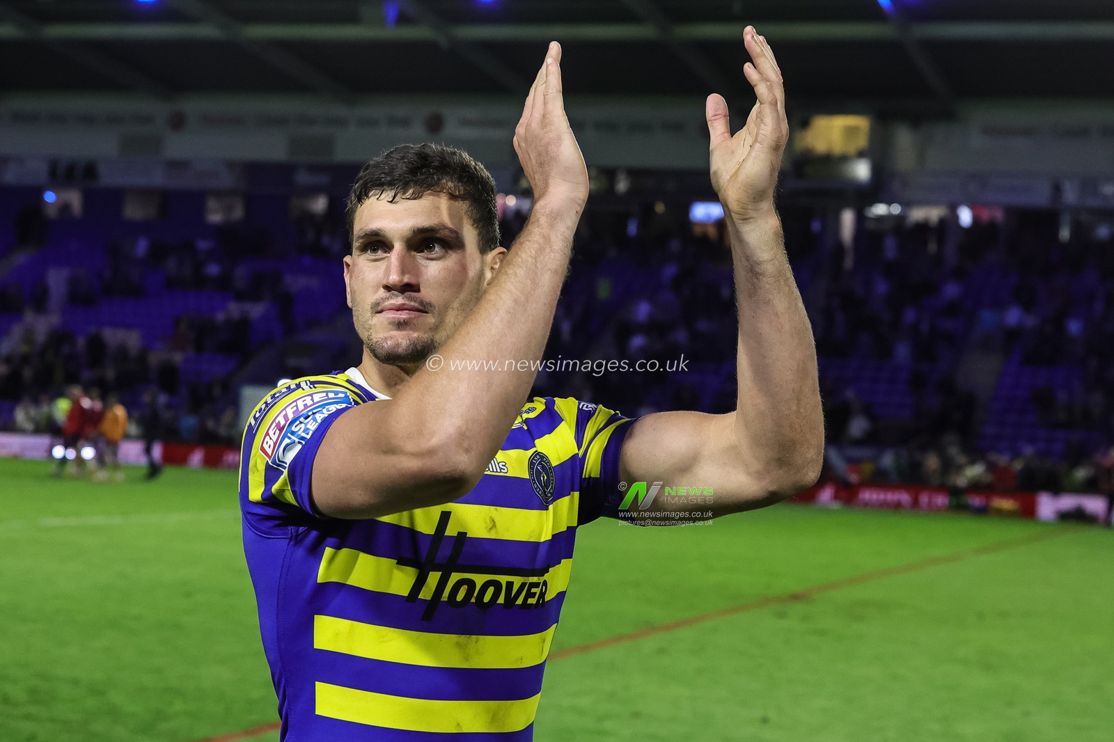 Sam Stone of Warrington Wolves applauds the fans during the Betfred Super League Play-off Eliminator round match Warrington Wolves vs Hull KR at The Halliwell Jones Stadium, Warrington, United Kingdom on 19 September 2026

(Photo by Mark Cosgrove/News Images)