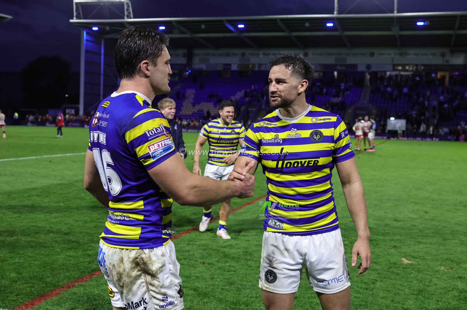 Liam Byrne of Warrington Wolves shakes hands with Toby King of Warrington Wolves during the Betfred Super League Play-off Eliminator round match Warrington Wolves vs Hull KR at The Halliwell Jones Stadium, Warrington, United Kingdom on 19 September 2026

(Photo by Mark Cosgrove/News Images)