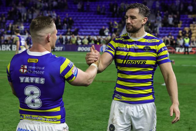 Luke Yates of Warrington Wolves shakes hands with Toby King of Warrington Wolves during the Betfred Super League Play-off Eliminator round match Warrington Wolves vs Hull KR at The Halliwell Jones Stadium, Warrington, United Kingdom on 19 September 2026

(Photo by Mark Cosgrove/News Images)