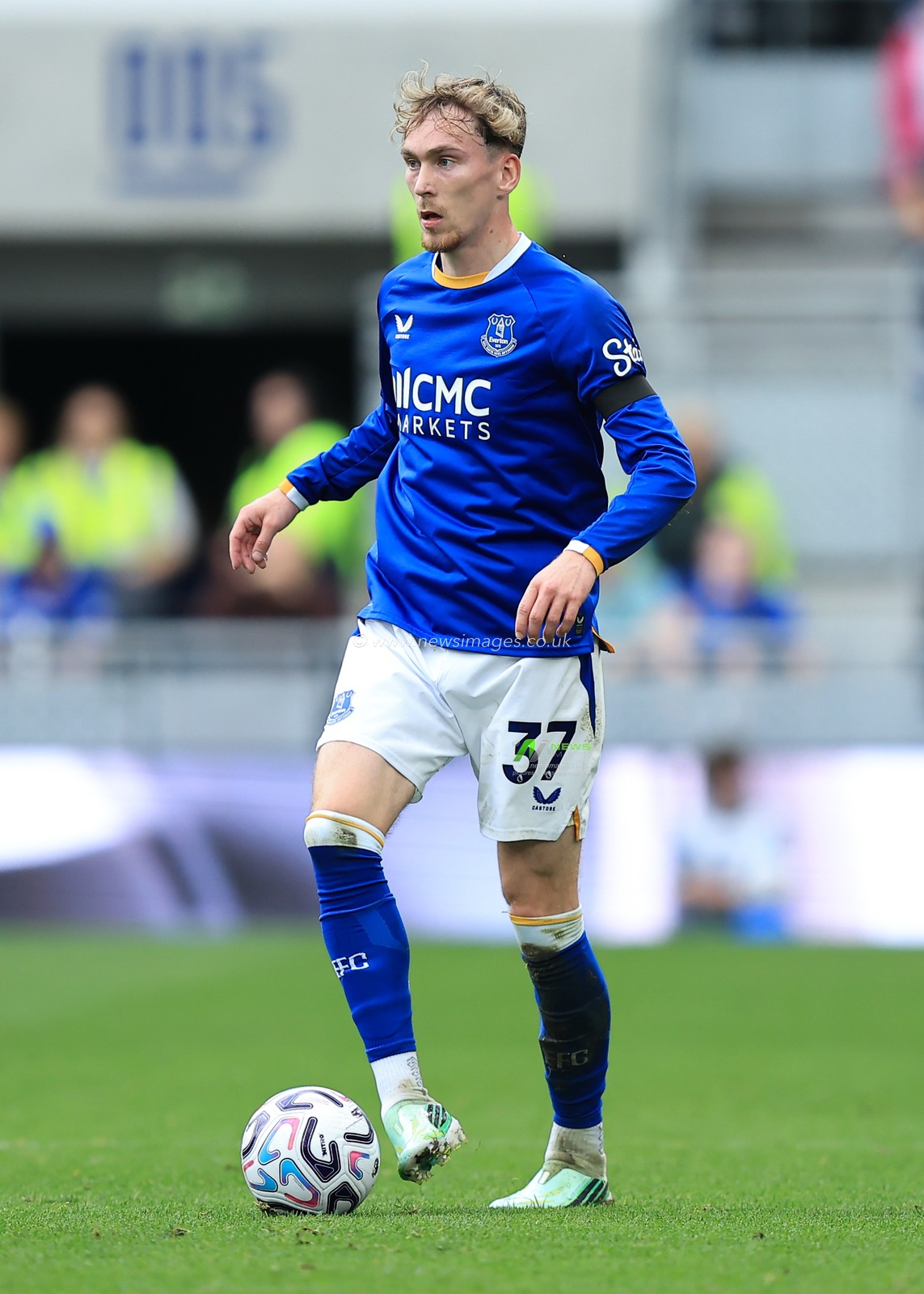 James Garner of Everton controls the ball during the Premier League match Everton vs Ipswich Town at Hill Dickinson Stadium, Liverpool, United Kingdom on 19 September 2026

(Photo by Jorge Horsted/News Images)