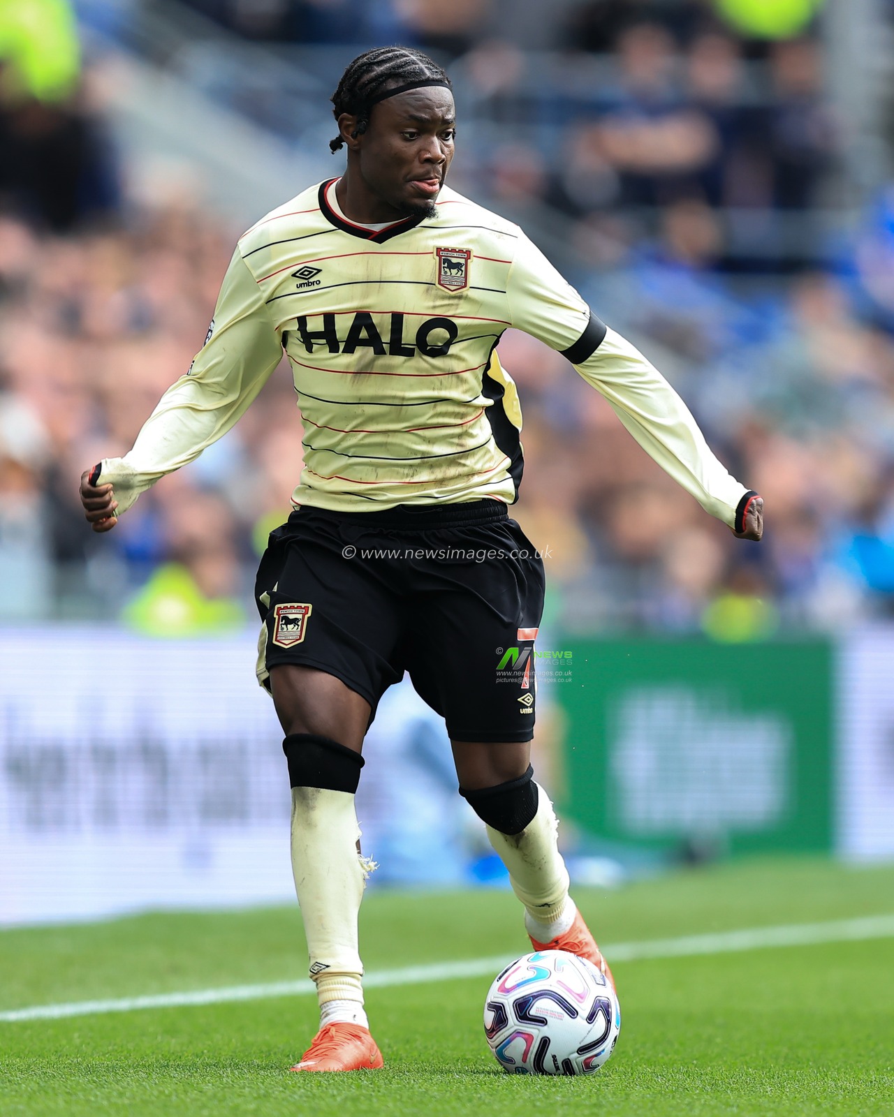 Abdul Fatawu of Ipswich Town with ball at his feet during the Premier League match Everton vs Ipswich Town at Hill Dickinson Stadium, Liverpool, United Kingdom on 19 September 2026

(Photo by Jorge Horsted/News Images)