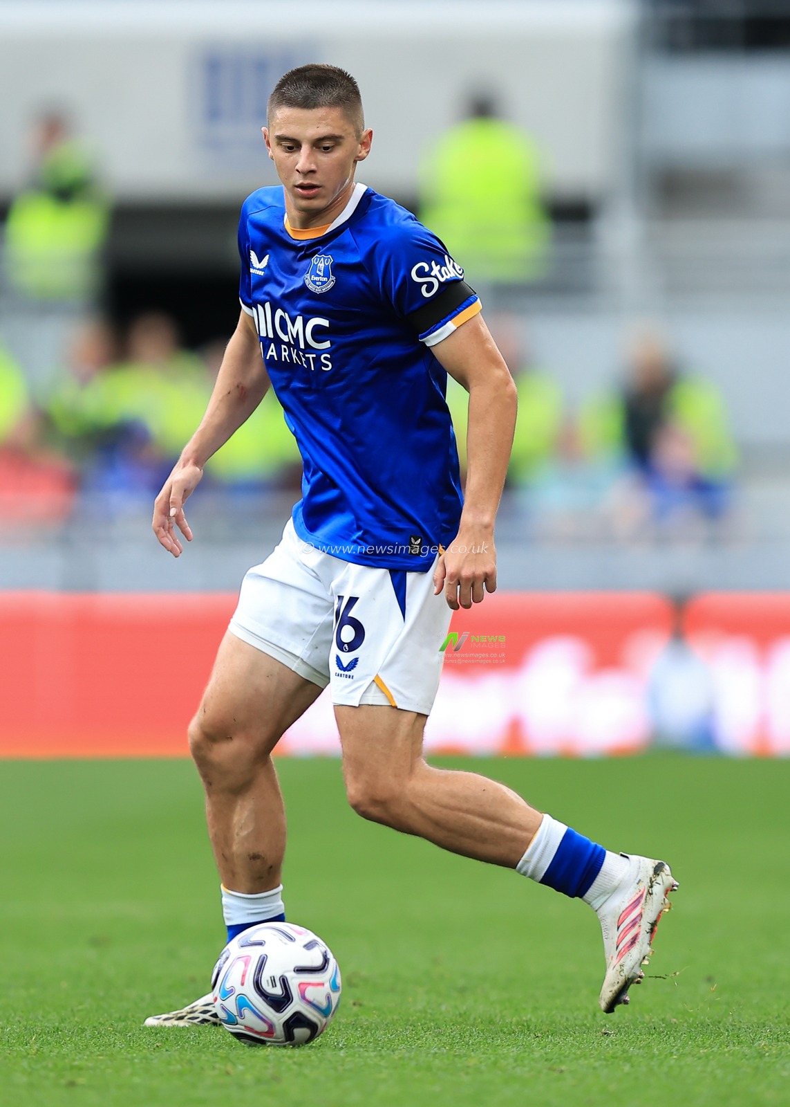 Vitaliy Mykolenko of Everton with ball at his feet during the Premier League match Everton vs Ipswich Town at Hill Dickinson Stadium, Liverpool, United Kingdom on 19 September 2026

(Photo by Jorge Horsted/News Images)