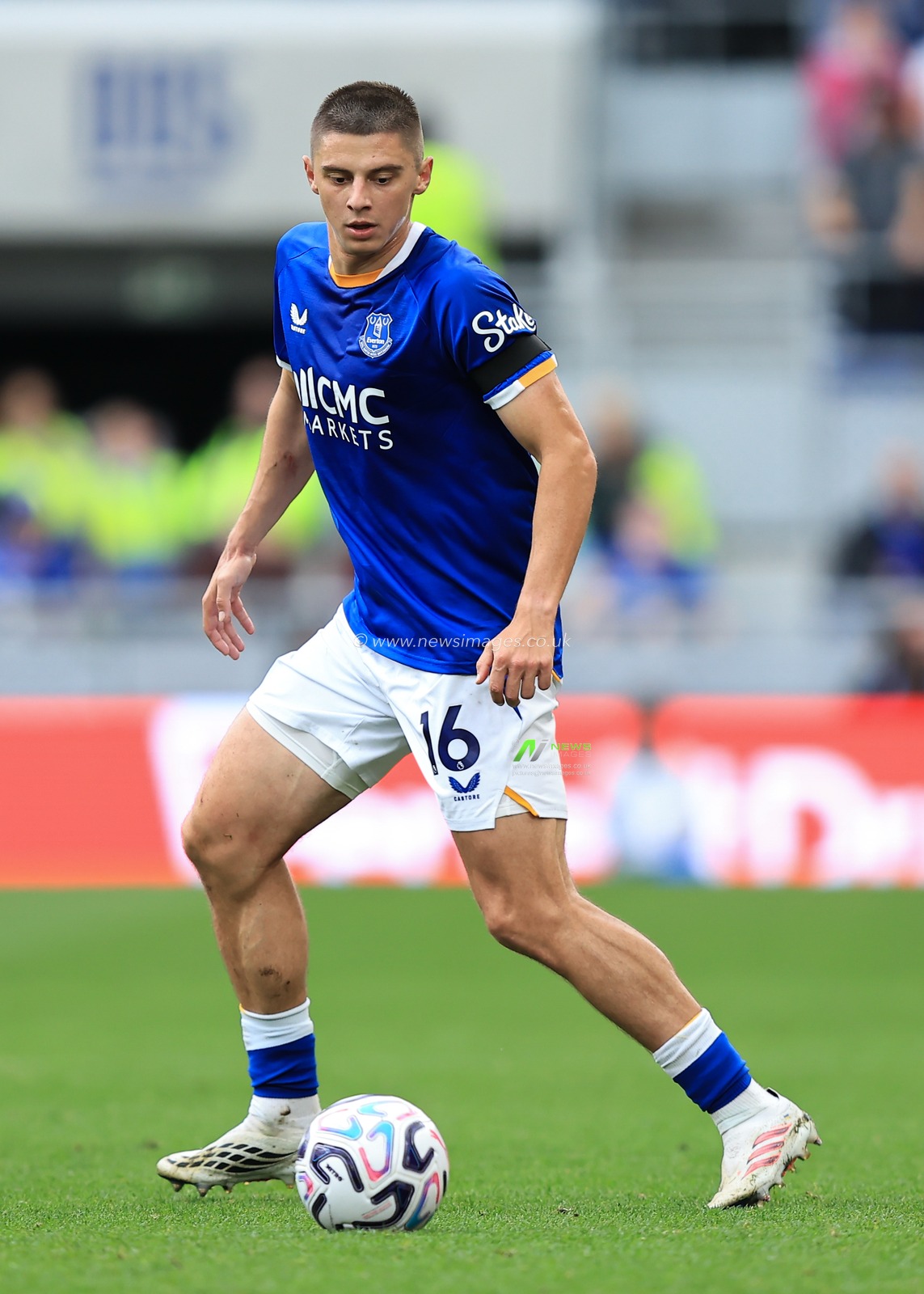 Vitaliy Mykolenko of Everton with ball at his feet during the Premier League match Everton vs Ipswich Town at Hill Dickinson Stadium, Liverpool, United Kingdom on 19 September 2026

(Photo by Jorge Horsted/News Images)